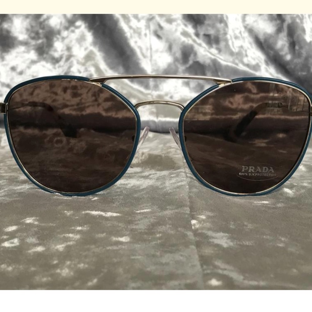 ❌SOLD❌PRADA Women's Green Framed Aviator - Picture 4 of 9